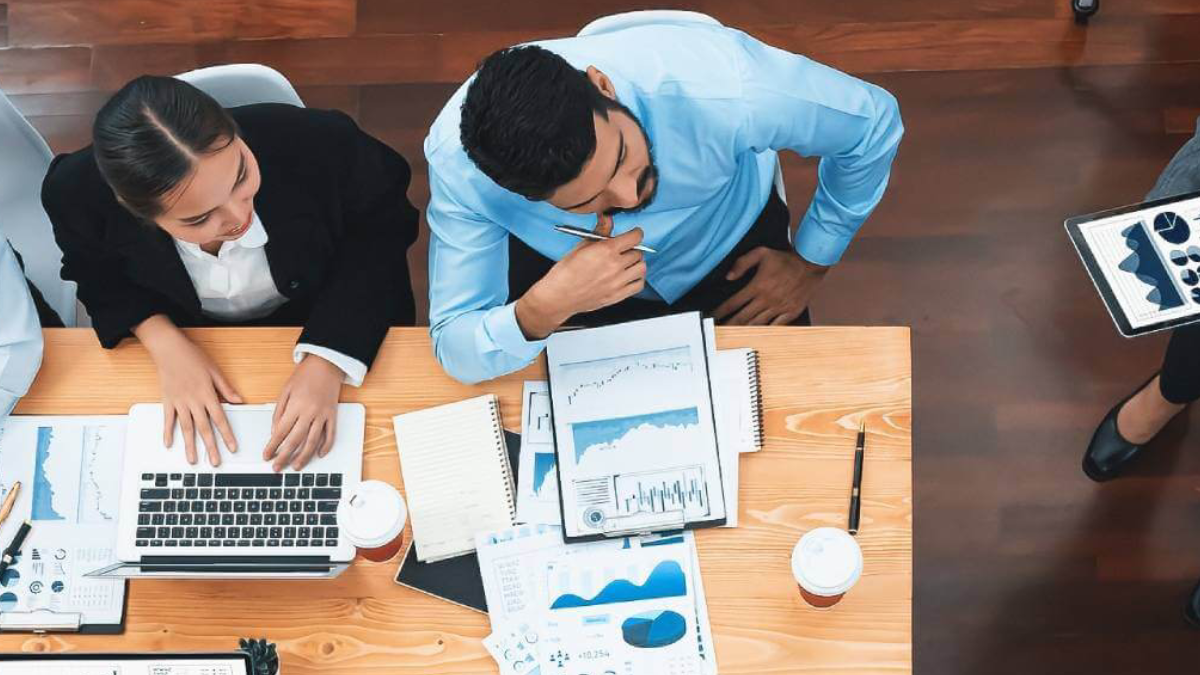 2 people on a meeting